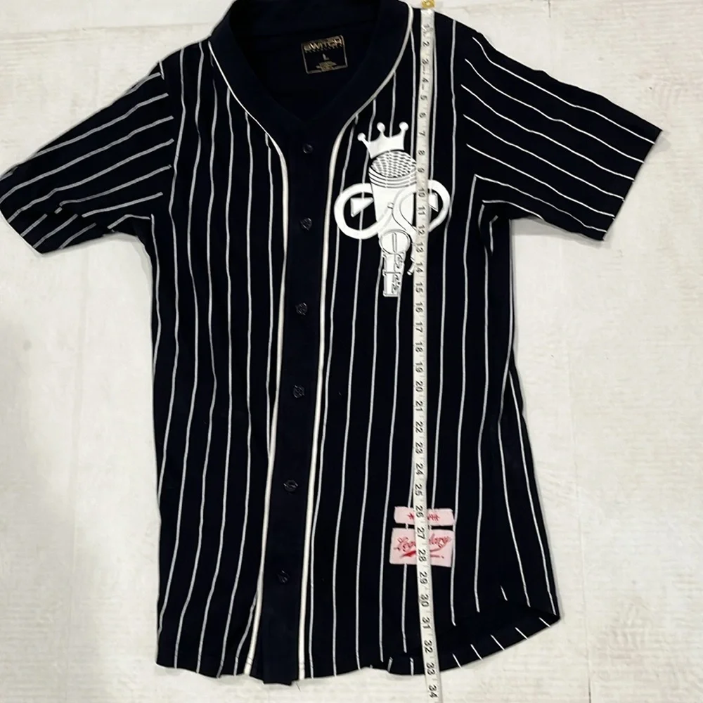 Switch Remarkable Legendary Black & White Pinstriped Shirt with Logo.    SIZE L - Picture 9 of 11